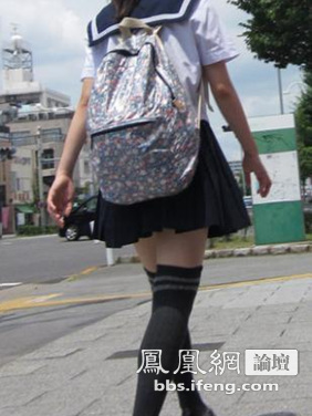 �ձ�Ů��һ����У���ͺ�Ů�� ��BС��ȹ