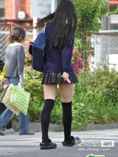 �ձ�Ů��һ����У���ͺ�Ů�� ��BС��ȹ